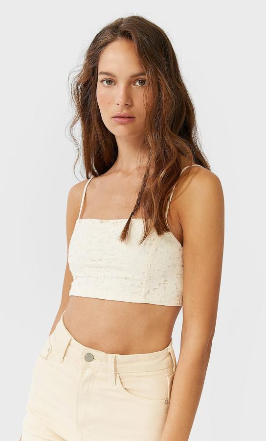 Tejido de encaje en el cuerpo del bralette, con escote recto y tirantes finos. Es de Stradivarius, podemos encontrarlo en cuatro colores y cuesta 9,99 euros.