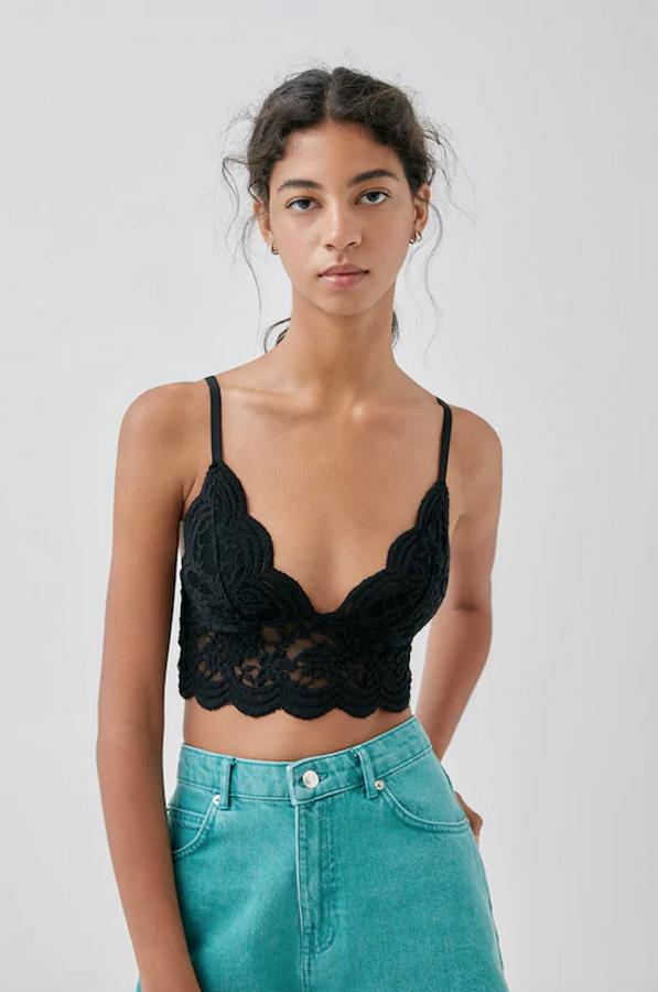 En Pull&Bear hemos encontrado este bralette de encaje con tirantes finos, escote de pico y confeccionado en tejido ligeramente elástico. Tiene un precio de 9,99 euros y está disponible en las tallas S, M y L.