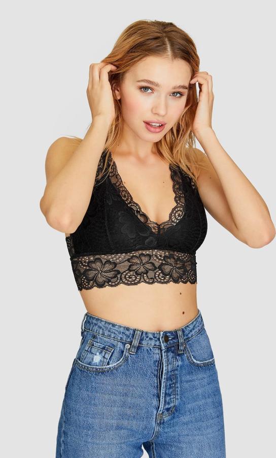 Diseño nadadora para este bralette de Stradivarius en color negro con detalles de encaje en el escote y el bajo. Cuesta 12,99 euros y está disponible en las tallas S, M y L.