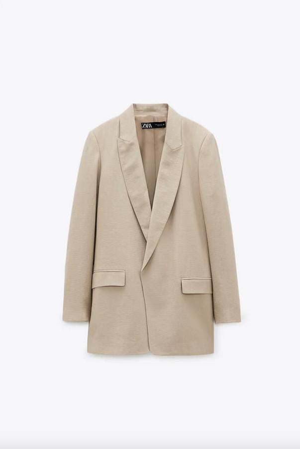 En color camello, con cuello y solapa con manga larga, esta blazer sin botón viene con bolsillos delanteros con solapa. Tiene un precio de 39,95 euros y está disponible entre las tallas XS y XXL.