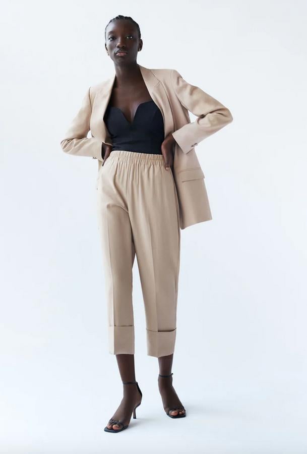 Para completar el look Zara ha lanzado estos pantalones de tiro alto con cintura elástica, bolsillos delanteros y bajo acabado en vuelta en color camello. Cuestan 25,95 euros y está disponible entre las tallas XS y XL.