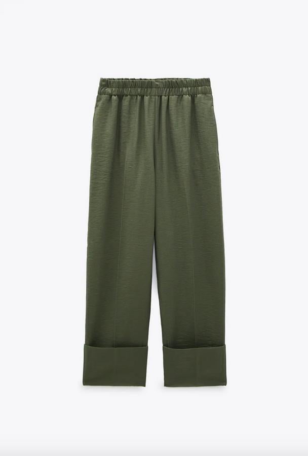 De tiro alto, con cintura elástica y bajo acabado en vuelta, este pantalón caqui tiene un precio de 25,95 euros y está disponible entre las tallas XS y XL.
