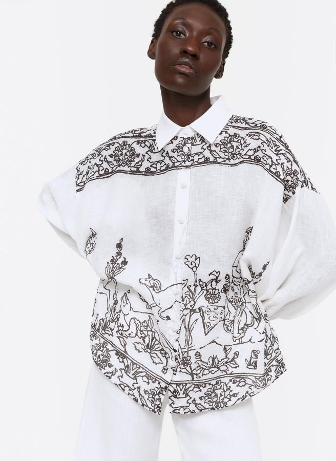 Camisa de lino de caída fluida con manga abullonada de puño elástico y estampados geométricos de inspiración tribal, de Uterqüe (89 €).