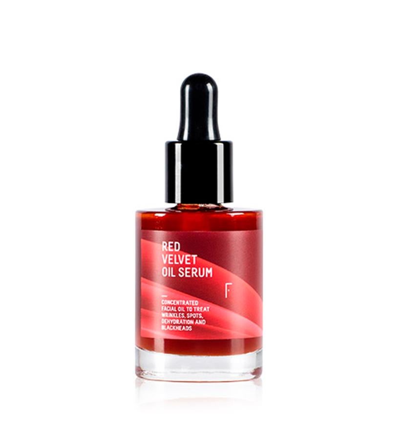100% natural y de rápida absorción, combina 15 aceites vegetales (destacan aceite de lino, rosa mosqueta y chía virgen, además del aceite de marula virgen, comino negro y meadowfoam) para nutrir y mejorar la piel del rostro (aporta nutrición, firmeza, elasticidad, luminosidad y vitalidad), junto con cinco activos naturales que tratan arrugas, líneas de expresión, cicatrices, manchas, rojeces, inflamaciones, irritaciones y ezcemas. Red Velvet Oil Serum de Freshly Cosmetics (35 €).