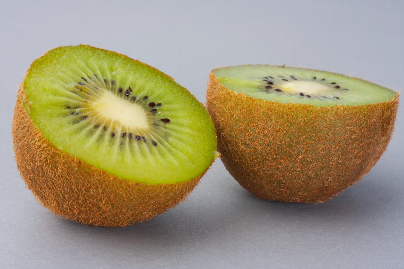 Nos los aconsejan para ir al baño más a menudo pero deberíamos comerlos porque son un escudo antiinfecciones. La cantidad de vitamina C que contienen estas pequeñas frutas de piel marrón y carne verde es increíble: con tan solo comer dos kiwis logras ingerir más de 130 mg de vitamina C, más de la que necesitas consumir en un día.