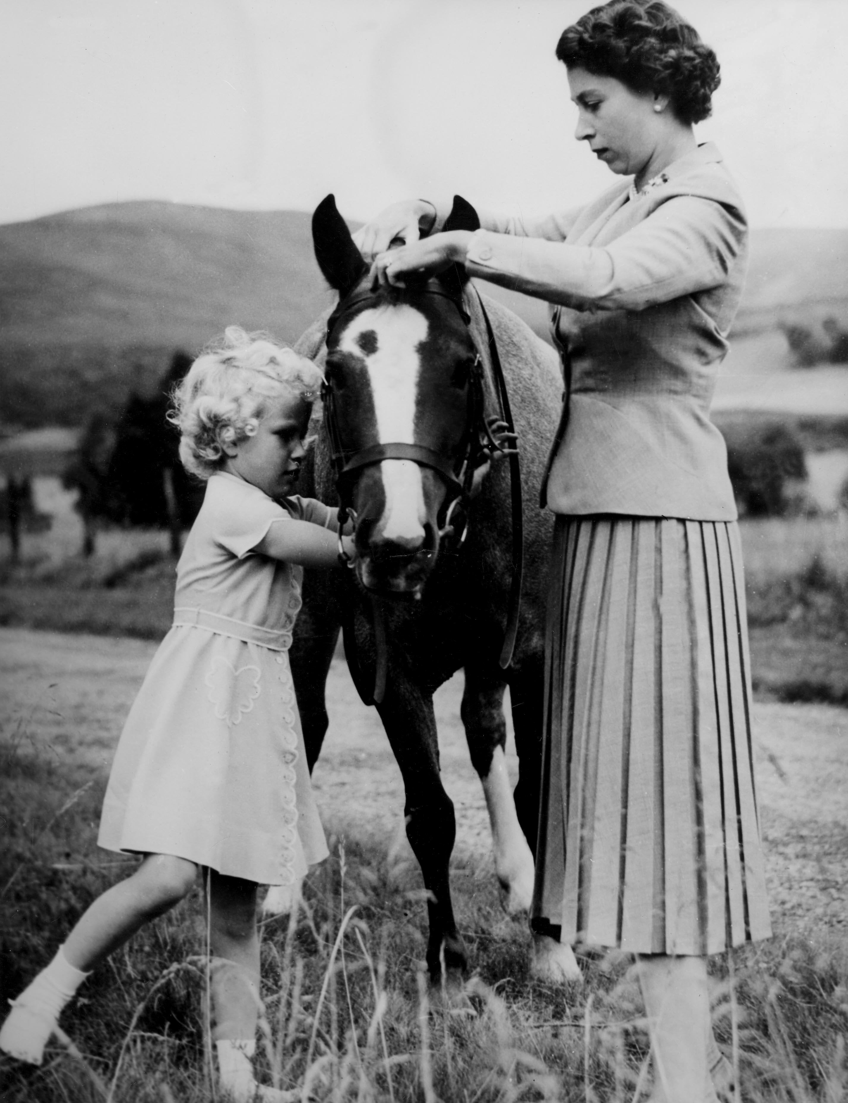 Ana de Inglaterra siempre ha sentido pasión por los caballos y el mundo de la hípica, una afición heredada de su madre y que ella misma ha sabido contagiar a su hija, ara Phillips. En la imagen, junto a la Reina Isabel durante unas vacaciones en la residencia de Balmoral.