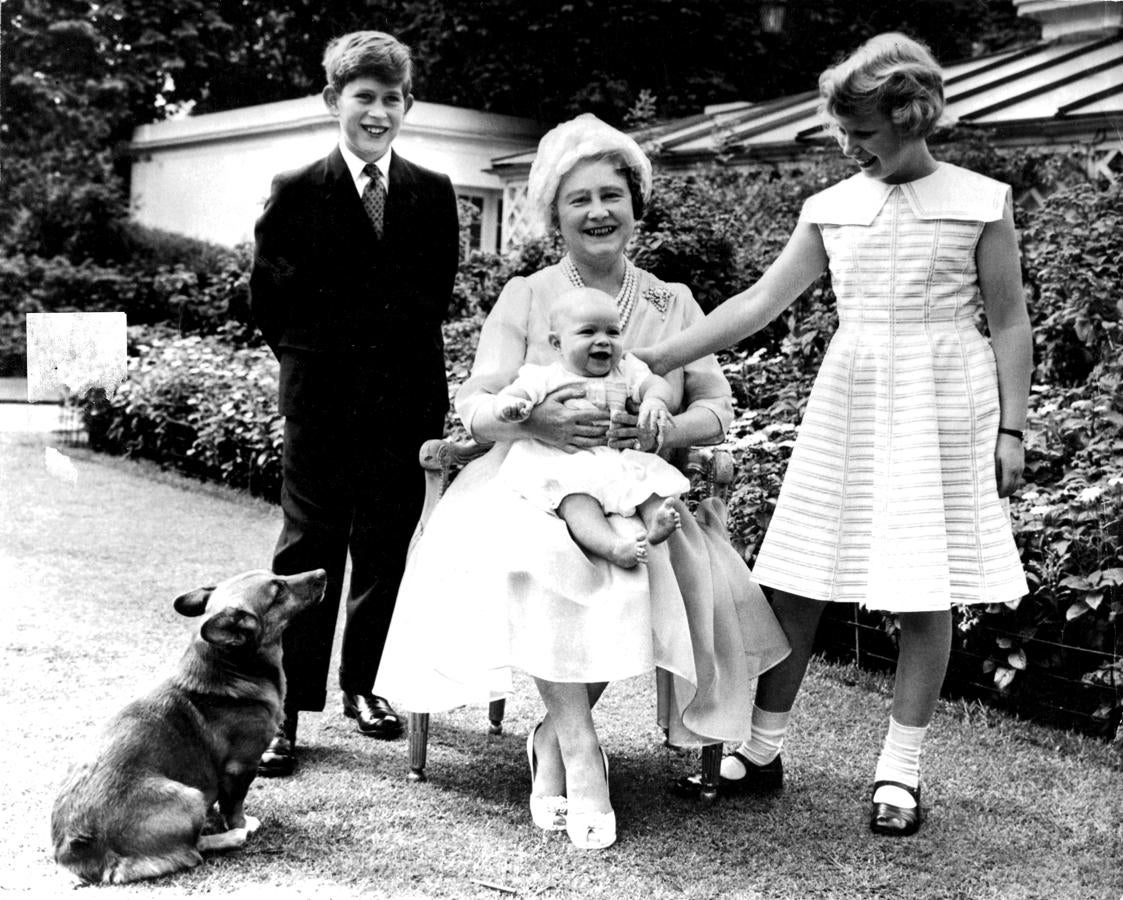 Aunque Ana de Inglaterra nació tercera en la línea de sucesión al trono de Reino Unido, cuando Isabel II se convirtió en Reina (en 1952) y hasta el nacimiento de su hermano Andrés (en 1960), llegó a ser segunda. Ahora, debido al nacimiento de hermanos, sobrinos y sobrinos nietos, y a la Ley Sálica que aún impera en el país, por la que los varones están por delante a la hora de heredar el título, la Princesa ocupa el puesto 14 en la línea sucesoria. En la imagen, junto a sus hermanos y la Reina Madre en el 60º cumpleaños de esta.