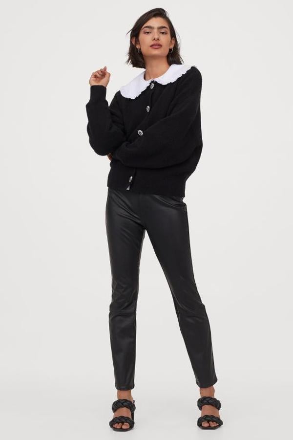 Diseño tobillero con talle alto y perneras rectas para este pantalón de piel sintética de H&M en color negro. Con un precio de 24,99 euros, podemos encontrarlo entre las tallas 32 y 50.