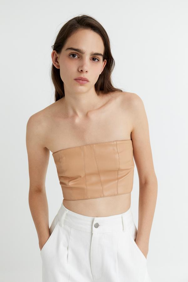 En Sfera hemos encontrado este bonito top crop en color camel con costuras vistas. Cuesta 19,99 euros y podemos encontrarlo entre las tallas XS y M.