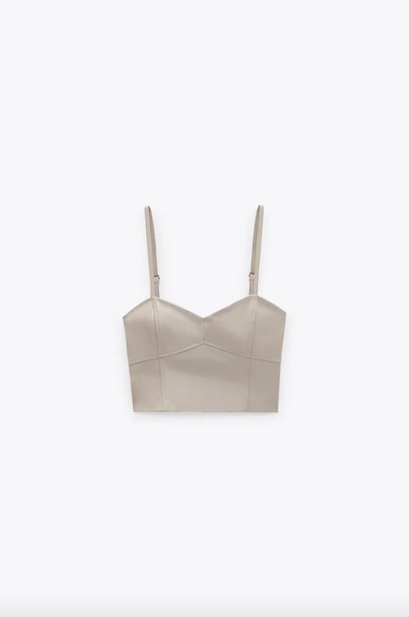 Zara también ha llevado los top cropped al efecto piel y este con escote de pico y tirantes finos ajustables viene en color piedra. Con un precio de 19,95 euros y está disponible entre las tallas XS y XL.