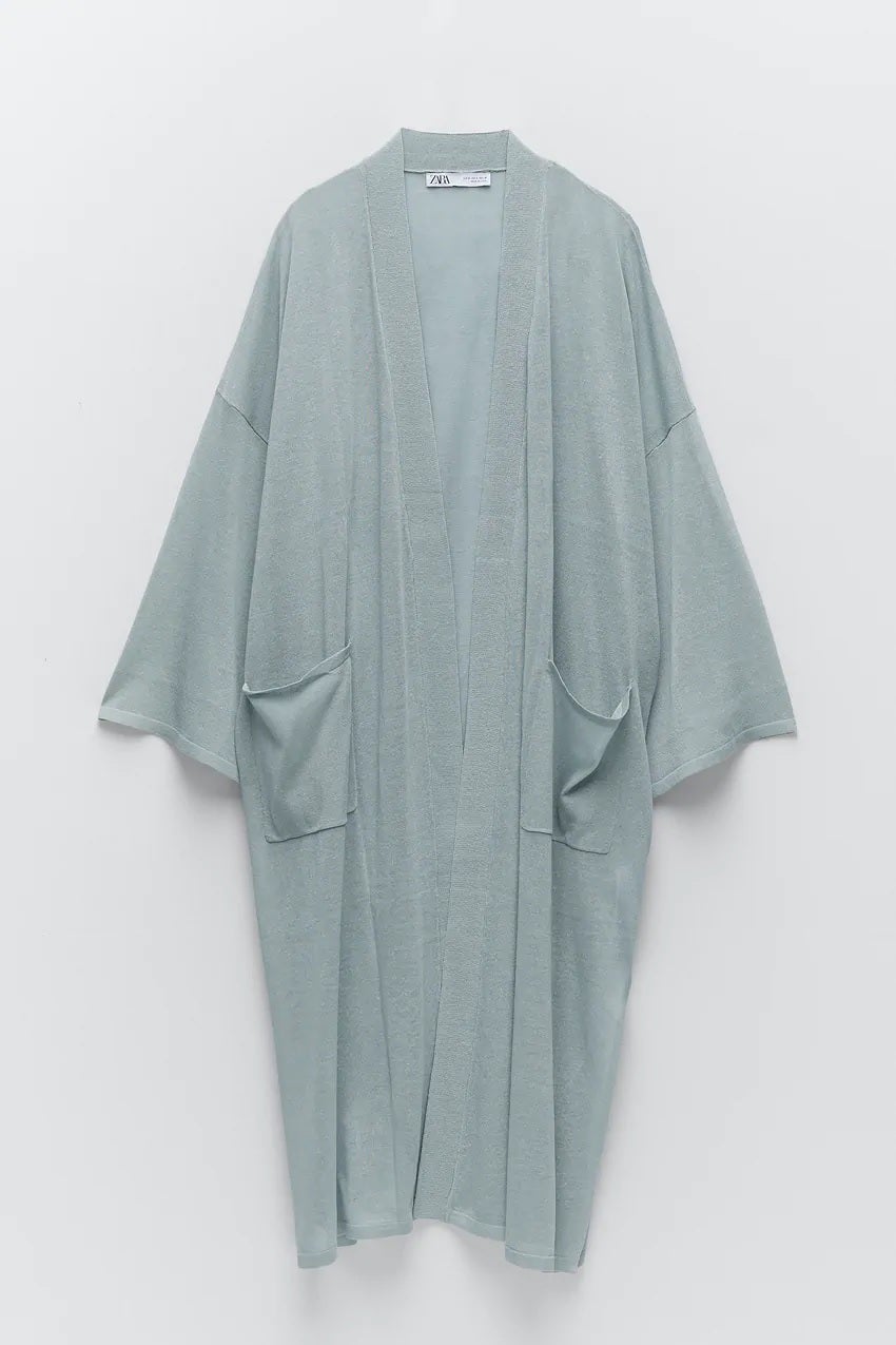 Chaqueta de punto larga con mezcla de lino, la combinación perfecta para looks de entretiempo. Manga larga, cuello redondo y color azul bebé. Un must para esta temporada. (29,95 euros).