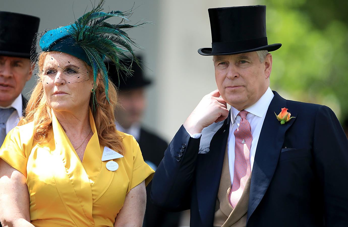 El hijo menor de la reina Isabel II es, probablemente, el personaje famoso que más tiene que temer en el caso de Ghislaine Maxwell y el fallecido Jeffrey Epstein. Ha sido acusado directamente por una de las víctimas de la pareja, Virginia Giuffre, de abuso sexual: la joven tenía solo 17 años cuando fue captada por la trama. Además, las fotografías junto a Giuffre y los supuestamente pedófilos y traficantes sexuales son abundantes. El duque de York ayudó a su amiga Ghislaine Maxwell a escalar posiciones en la alta sociedad estadounidense, la invitó a sus fiestas y participó, presuntamente, en las orgías que organizaban Maxwell y Epstein. Por este motivo ha dejado de ser un miembro activo de la Casa Real británica, aunque esta semana ha sorprendido con un vídeo en el que se dirige a la juventud británica.