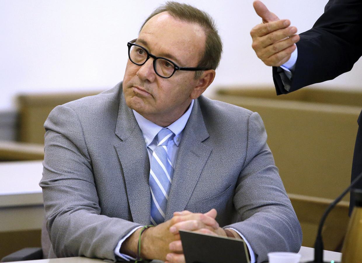 El actor, acusado él mismo de abuso sexual contra un adolescente, aparece en una famosa fotografía en el que le vemos sentado en el trono de Buckingham Palace junto a Ghislaine Maxwell, como si fueran la reina Isabel II y el duque de Edimburgo. Además, es uno de los famosos que paece haber visitado la isla privada de Epstein, donde organizaba sus fiestas pedófilas.