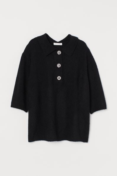 Polo negro de punto en negro con botones joya. Ideal con vaqueros o faldas denim. De H&M. (19,99 euros).