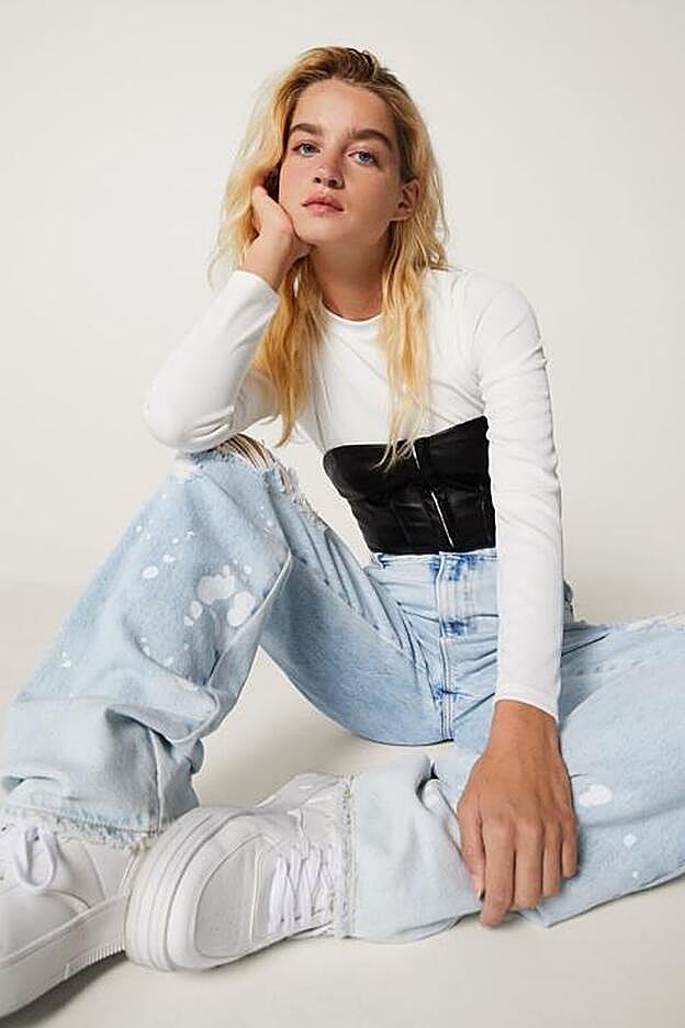 Efecto lejía y rotos en este pantalón cien por cien tendencia años 90.