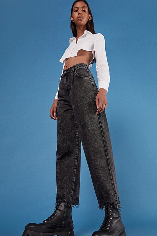 Nuestros favoritos en Bershka: vaqueros 'balloom' y desflecados en la bajo.