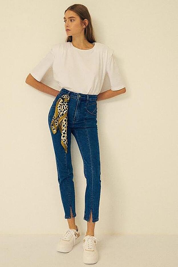 Stradivarius apuesta por estos vaqueros skinny, mom y con aberturas.