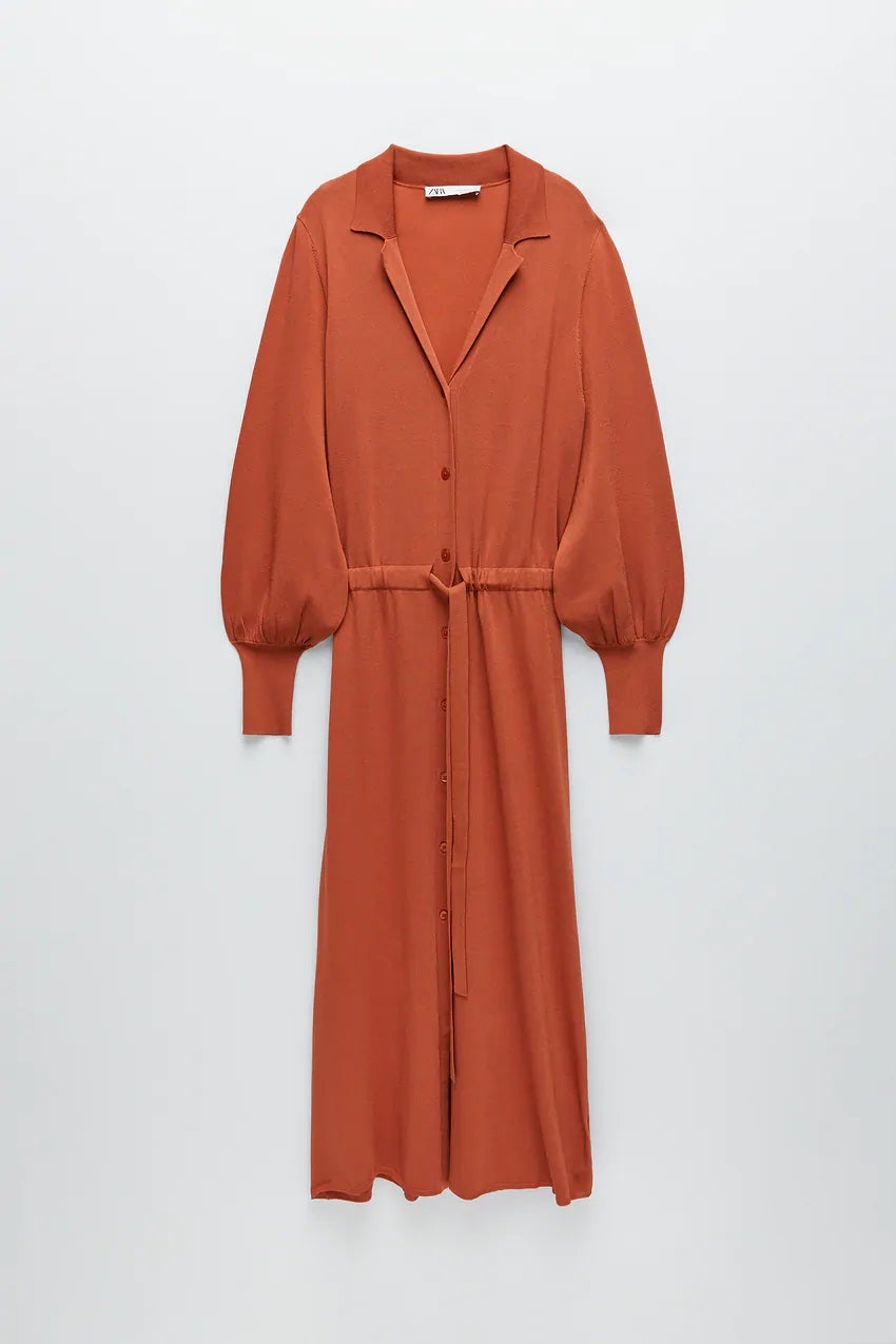 Vestido camisero de punto con cierre de botones, cuello clásico y cinturón en color teja de la nueva colección de Zara. (39,95 euros).