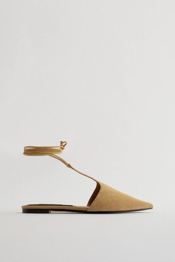 En color arena, este zapato plano tipo mule con punta cuenta con cinta para atar al tobillo. Es de Zara y tiene un precio de 29,95 euros.