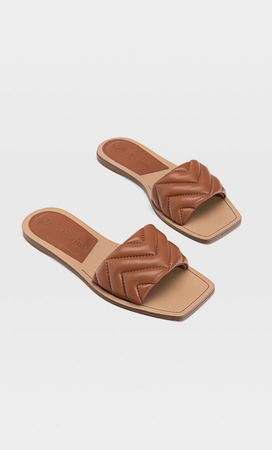 En color cuero o beige, estas sandalias planas acolchadas son de Stradivarius y tienen un precio de 19,99 euros.