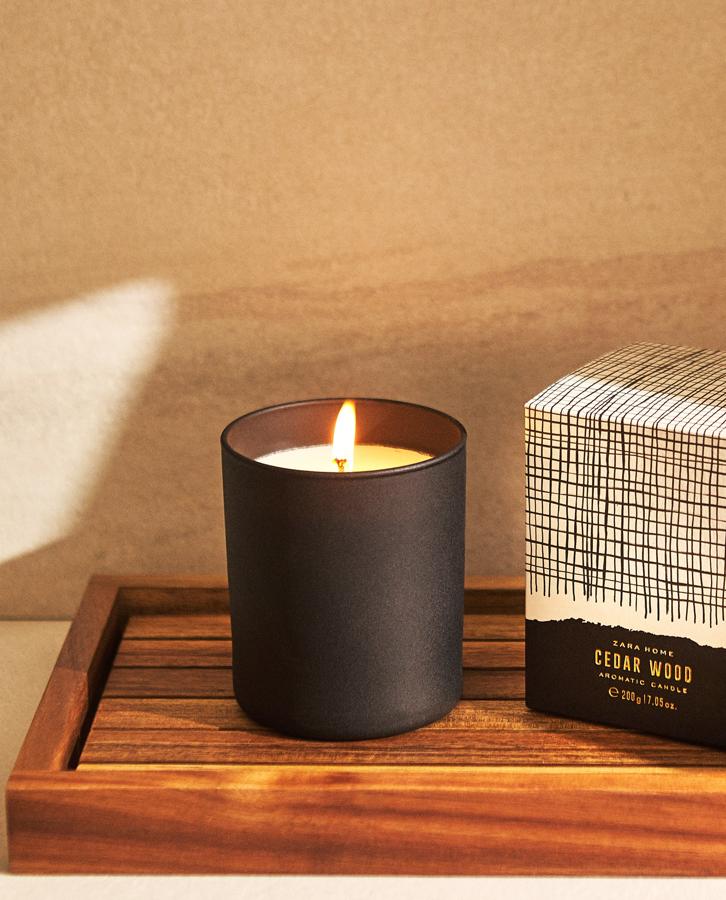 Esta vela de cera 100% natural en vaso cilíndrico cuenta con fragancia amaderada con un toque ahumado que invita a la calma, al relax y a la desconexión. Tiene un precio de 12,99 euros.