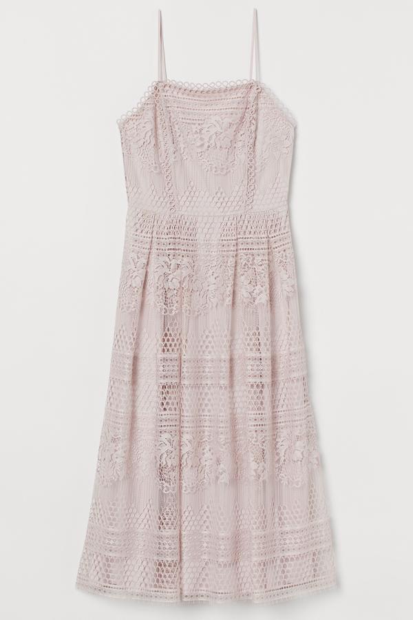 En color rosa empolvado (también disponible en negro o verde), este vestido midi de encaje con escote recto cuenta con costura en la cintura y falda con vuelo. Es de H&M y tiene un precio de 69,99 euros.
