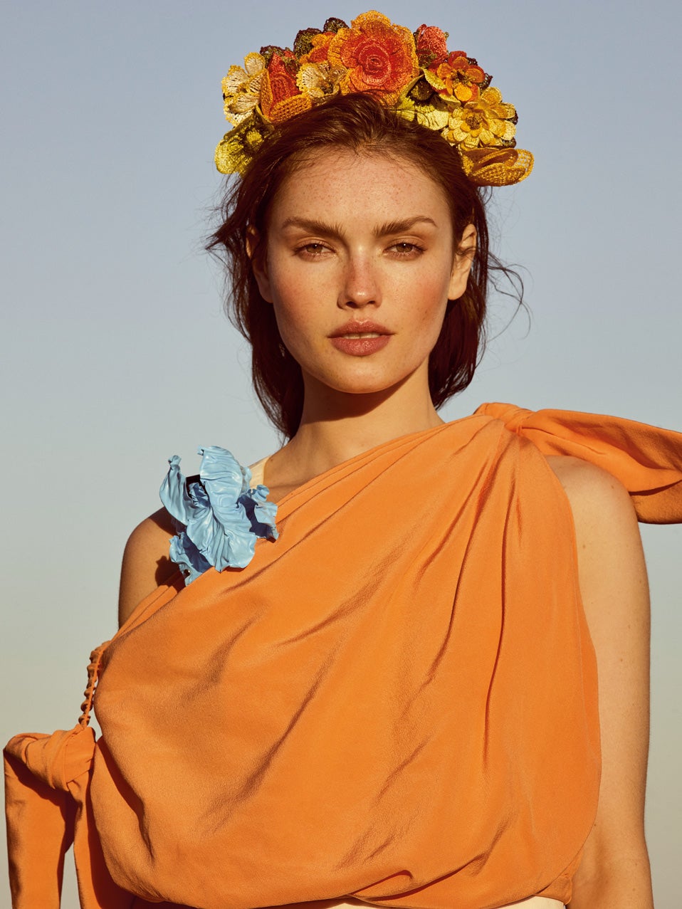 Vestido de seda con escote asimétrico y broche en forma de flor, de Louis Vuitton. La corona con flores de ganchillo es de Verbena Madrid.