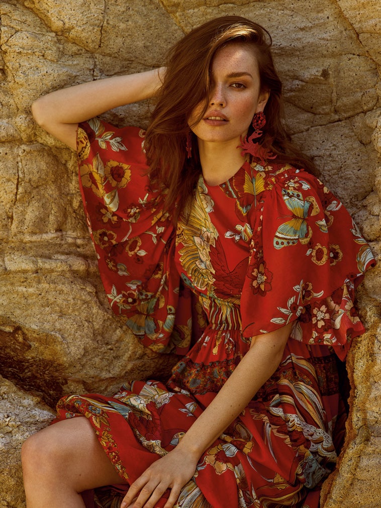 Vestido de RED Valentino y pendientes de Sandra Palomar.