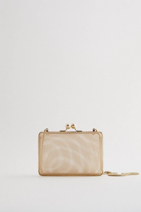 En dorado, este bolso en formato caja con cuerpo metalizado cuenta con asa de hombro con cadena y tiene un precio de 29,95 euros. Es de Zara.
