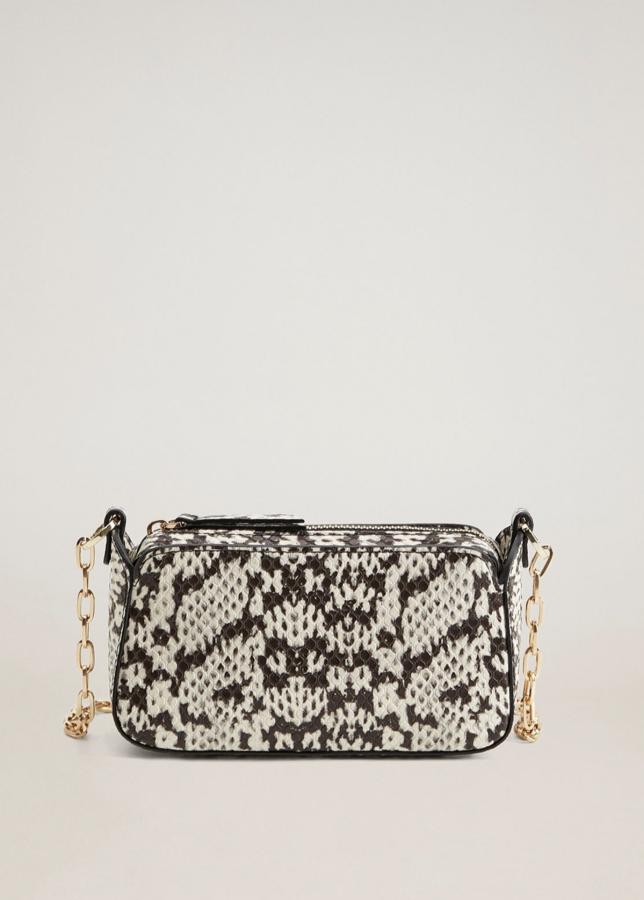 Con piel efecto serpiente, este bolso pequeño con asa metálica larga y cierre con cremallera es de Mango y tiene un precio de 15,99 euros.