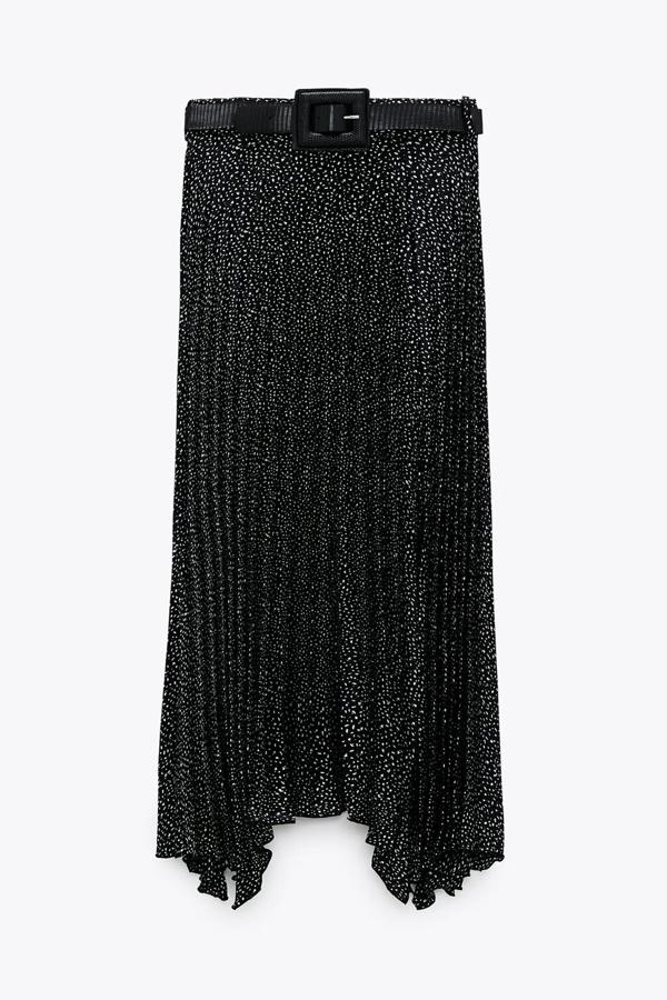 Esta falda midi plisada en color negro con bajo asimétrico cuenta con cinturón con hebilla cuadrada y tiene un precio de 29,95 euros.