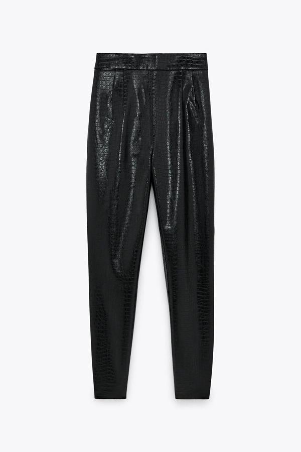 En color negro, este pantalón de tiro alto con efecto piel y cierre lateral con cremallera oculta tiene un precio de 25,95 euros.