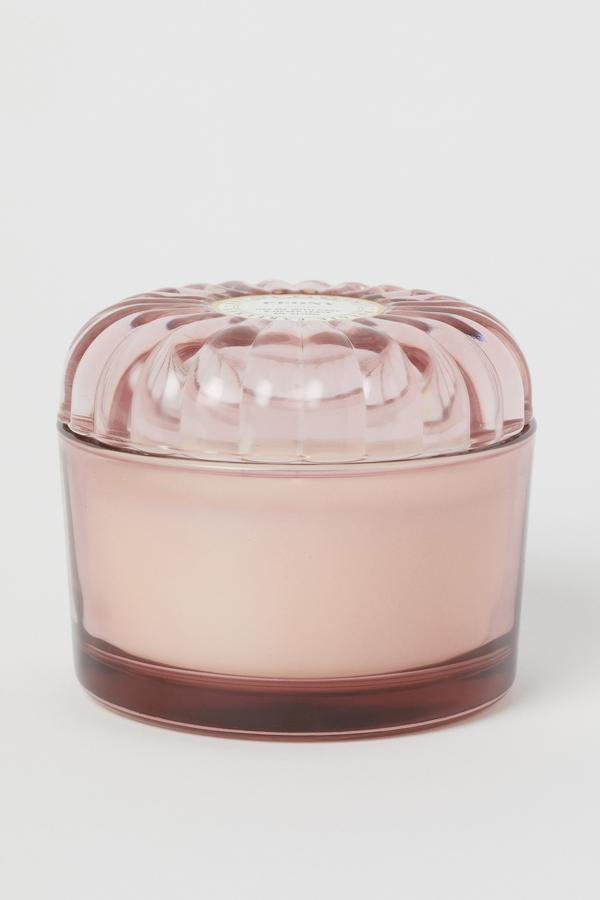 Esta vela aromática presentada en un tarro de color rosa (está disponible en otros colores) es de H&M Home y tiene un precio de 7,99 euros.
