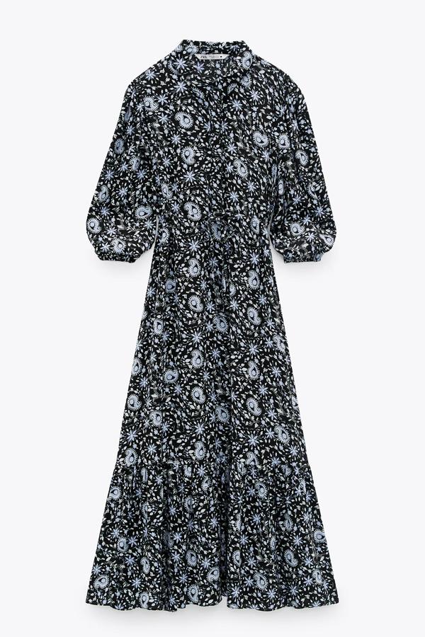 Este vestido largo de cuello solapa con fondo negro y estampado cuenta con manga por debajo del codo y cintura ajustable con cordones. Con el bajo acabado en volantes, tiene un precio de 39,95 euros.