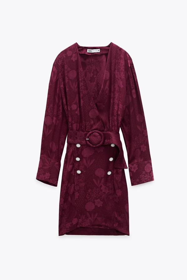 Este vestido corto en color morado con escote de pico cruzado con botón cuenta con manga larga acabada en puño, bolsillos laterales y cinturón. Tiene un precio de 39,95 euros.