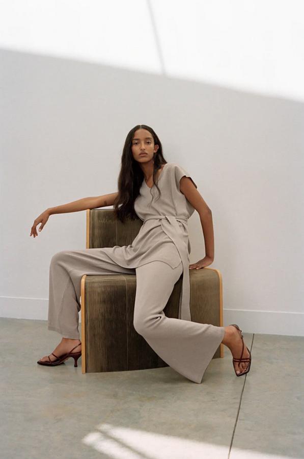 En Zara hemos encontrado este bonito chaleco en color visón con escote de pico y manga sisa que viene con cinturón combinado a tono. Tiene un precio de 29,95 euros y está disponible en las tallas S, M y L.