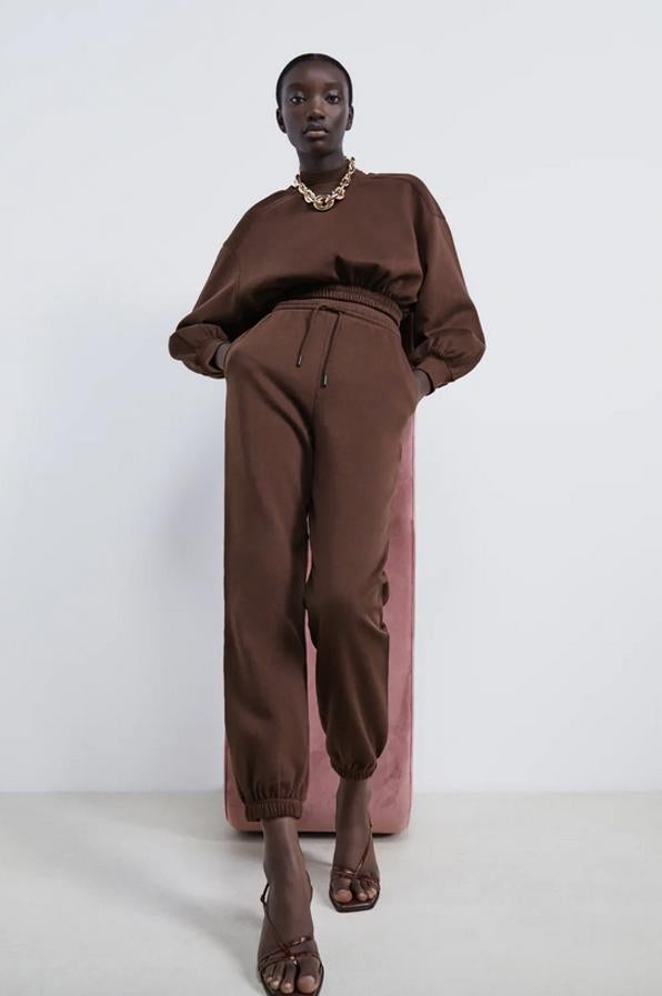 De tiro alto, con cintura elástica, bolsillos delanteros y bajo acabado en puño elástico, estos jogger en color chocolate de Zara cuestan 17,95 euros y está disponible en las tallas S, M y L.