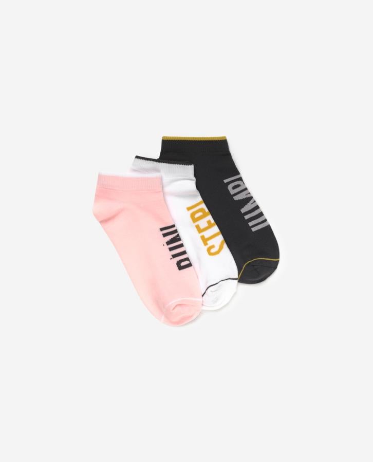 Los calcetines tobilleros no pueden faltar en tu bolsa de deporte y estos tienen mensaje y tejido transpirable que permite una fácil ventilación. Tienen un precio de 4,99 euros.