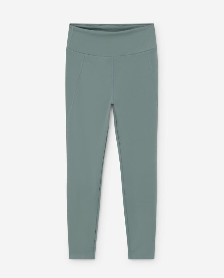 En color verde, negro o rosa, este legging deportivo de tiro alto con cintura elástica ancha moldea y perfila las piernas gracias a su confección en tejido técnico. Disponible entre las tallas XS y XXL, tiene un precio de 7,99 euros.