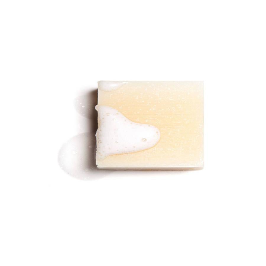 Champú sólido hidratante de Christophe Robin  (15,95 euros). Está compuesto de aloe vera, glicerina natural y aceite de ricino. Limpia suavemente el cabello y el cuerpo y deja la fibra capilar hidratada y le aporta tonicidad y vigor.