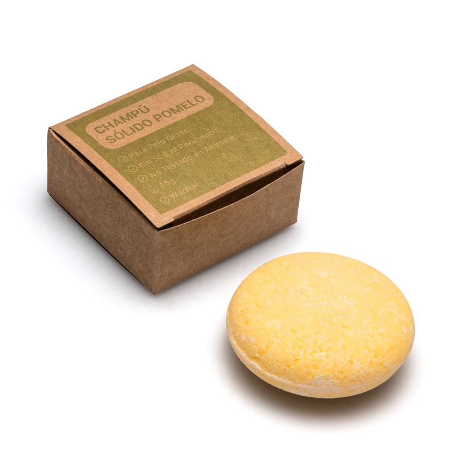 El champú sólido de pomelo de Wai Wai (7 euros) es perfecto para pelos grasos gracias a las propiedades de absorpción de aceites que aportan el pomelo y la sal del Mar Muerto. Además, está hecho de ingredientes naturales y no contiene SLS ni parabenos.