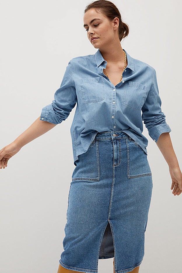 Una versión de la falda vaquera midi perfecta para tallas grandes, de Violeta.