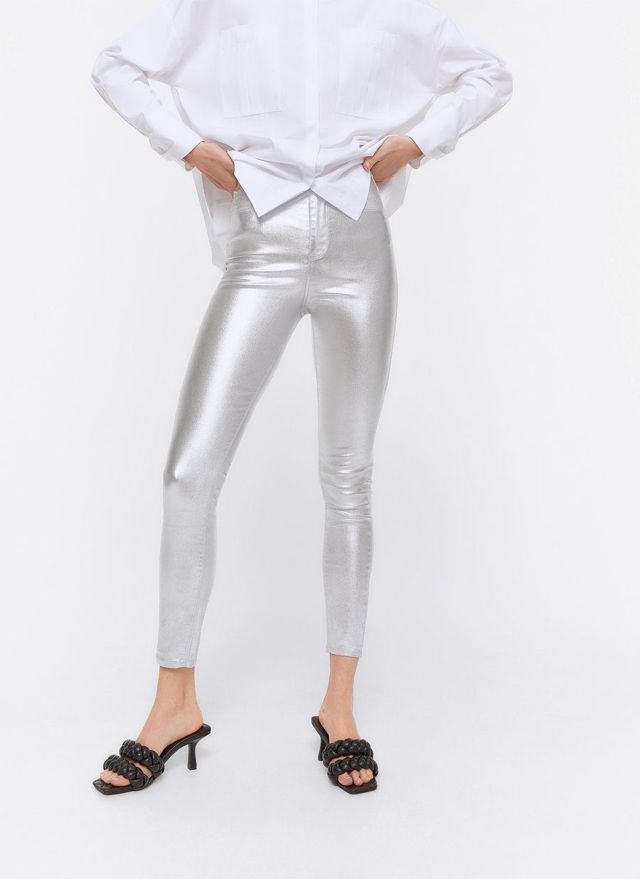 Para looks glam y de noche o para deslumbrar a toda la oficina: pantalones metalizados en plata de Uterqüe. (59 euros).