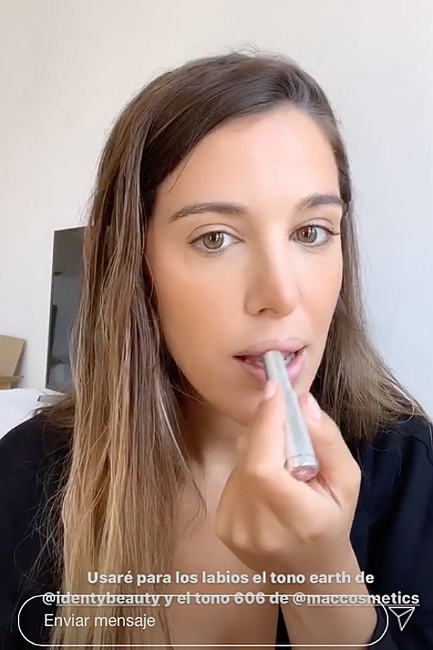 Teresa Bass elige un tono natural y más bien mate para la segunda capa labial.