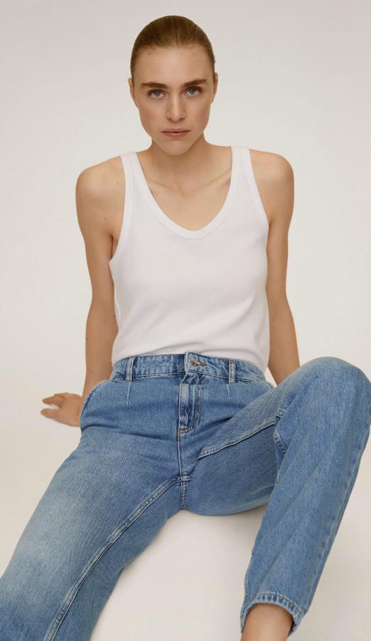 Para las que buscan un toque más formal, nos quedamos con este modelo en azul indigo y detalle de pinzas, perfectos, además, para disimular tripita. En las últimas rebajas de Mango cuestan 9.99 euros.