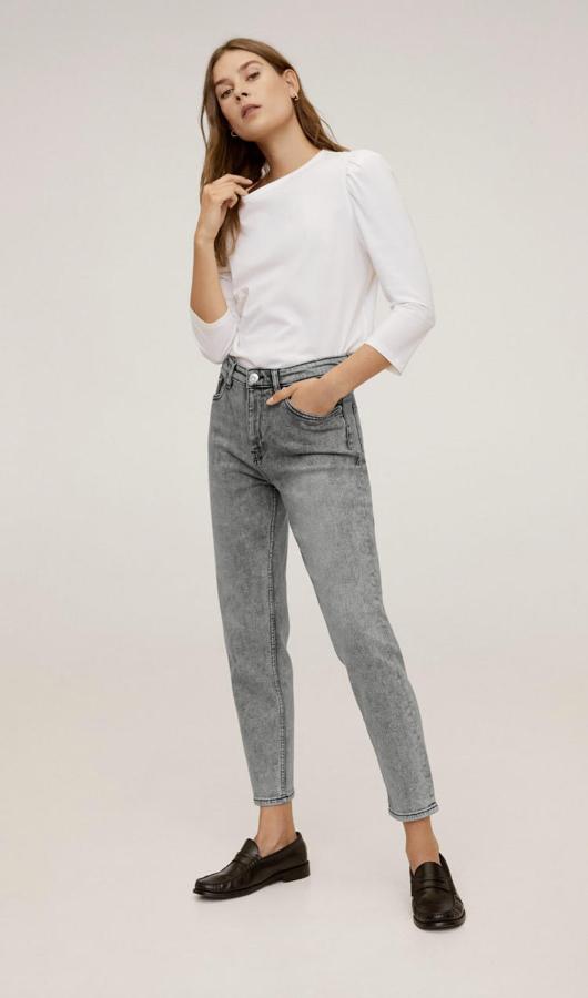 Un toque retro nunca viene mal, y estos vaqueros efecto ácido destilan esencia noventera por cada costura. Cuestan 9.99 euros en las últimas rebajas de Mango.