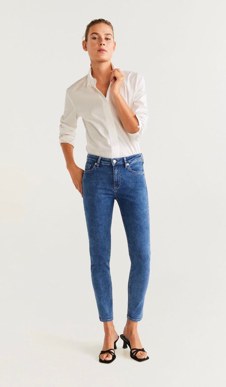 ¿Creías que habías visto los vaqueros más baratos de las rebajas? Pues aún quedaba en Mango el 'más barato todavía': estos 'skinny' están rebajados a 7,99 euros y, además, tienen efecto 'sculpt'. ¿Qué más se puede pedir?