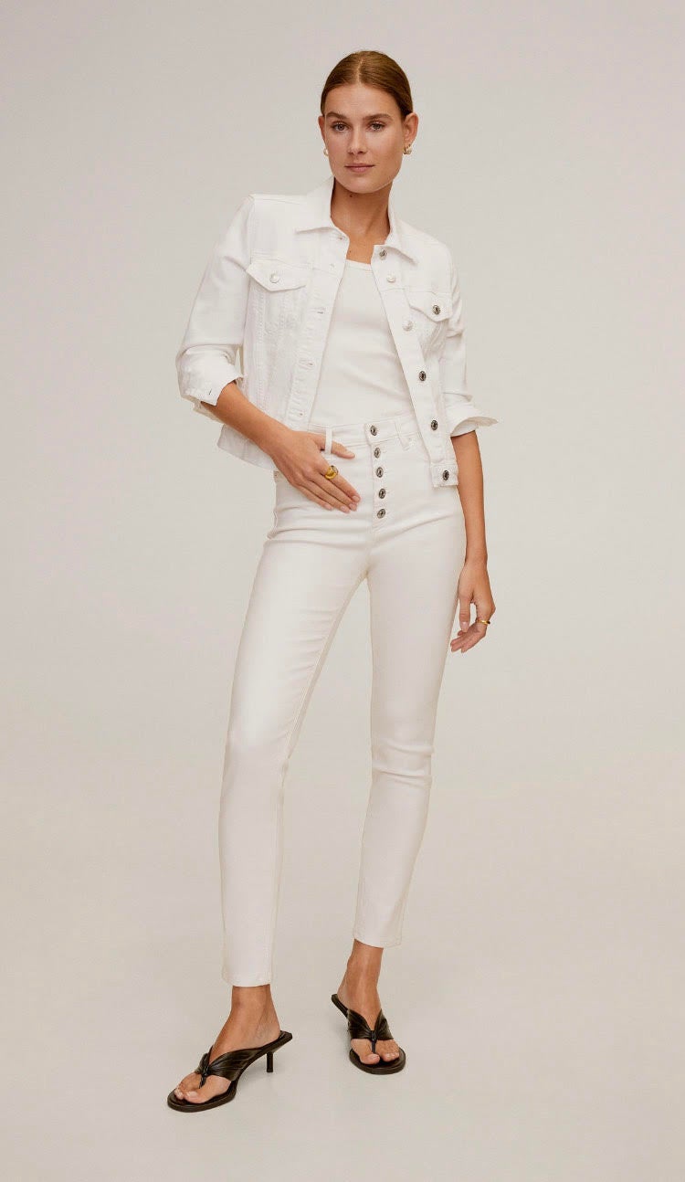 Objetivo vaqueros blancos que sienten como un guante, ¡conseguido! Estos con detalle de cierre de botones delantero estilizan la siluelta y marcan cintura por 9.99 euros en las últimas rebajas de Mango.