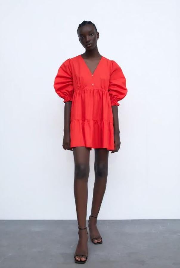 De tejido popelín, con botones y mangas abullonadas, de Zara (25.95 euros).