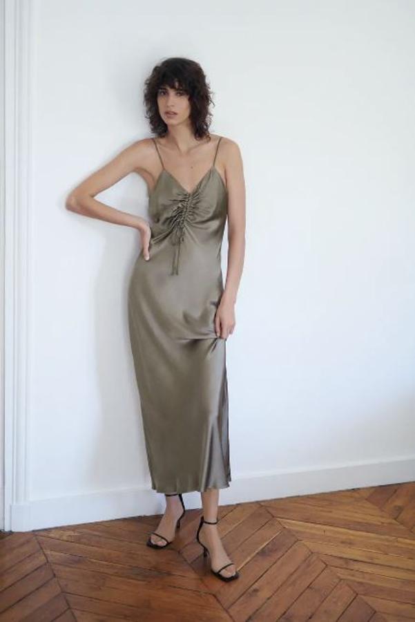 El 'slip dress' de Zara de Ana Soria (29.95 euros) es este modelo de satén gris con tirantes ajustables, largo midi y escote en uve fruncido. Es de nueva temporada y, de momento, está disponible en todas las tallas (de la XS a la XXL).